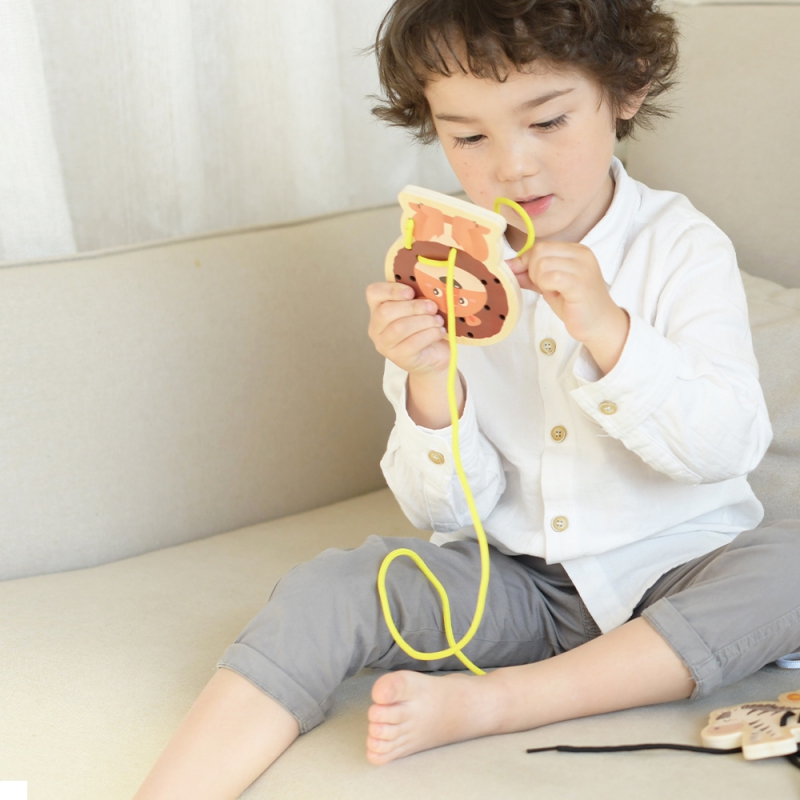 Joc de împletit cu animale 2 Naptaptap.ro - Magazin online jucarii Montessori, educative, de logica si de lemn. Jucarii sustenabile si ecologice.